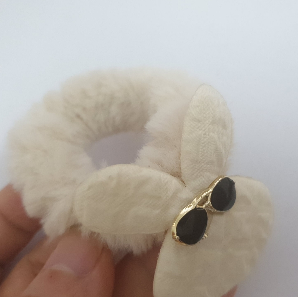 Pure Elegance: Stylish Hair Ties for White-Loving Girls